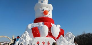 Cina: Harbin, svelata scultura di neve “Mr Snowman” alta 23,8 metri (1)