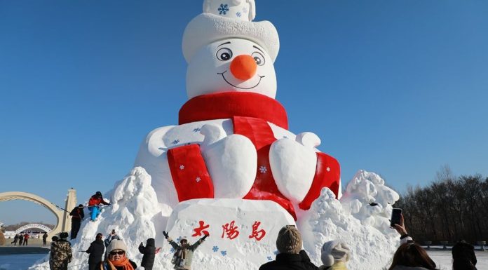 Cina: Harbin, svelata scultura di neve “Mr Snowman” alta 23,8 metri (1)