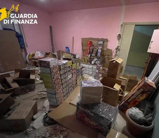 A Cosenza sequestrata una tonnellata di fuochi d’artificio detenuti illegalmente