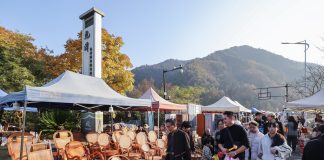 Cina: le immagini della fiera contadina in corso a Jiande (1)