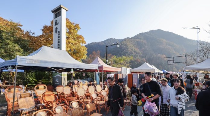 Cina: le immagini della fiera contadina in corso a Jiande (1)