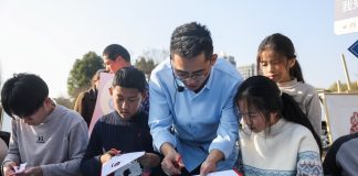 Cina: le immagini della fiera contadina in corso a Jiande (3)