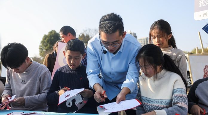 Cina: le immagini della fiera contadina in corso a Jiande (3)