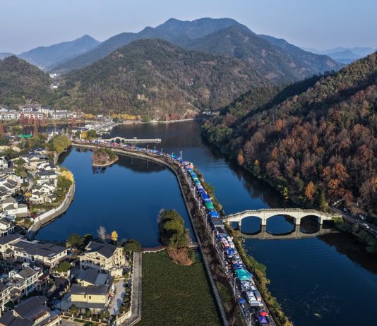 Cina: le immagini della fiera contadina in corso a Jiande (4)