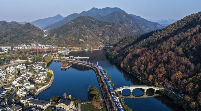 Cina: le immagini della fiera contadina in corso a Jiande (4)