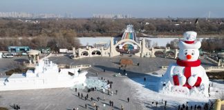 Cina: Harbin, svelata scultura di neve “Mr Snowman” alta 23,8 metri (2)