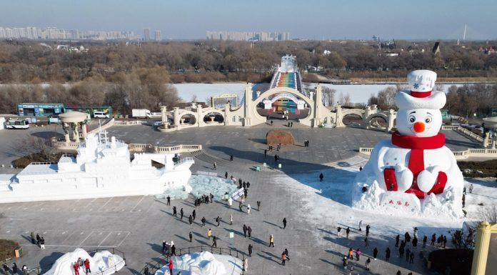 Cina: Harbin, svelata scultura di neve “Mr Snowman” alta 23,8 metri (2)