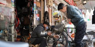 Cina: Tianjin, la “via delle riparazioni” valorizza i mestieri artigiani (2)