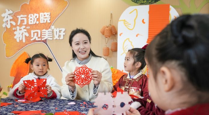 Cina: bambini celebrano il Solstizio d’Inverno con attività tradizionali (1)