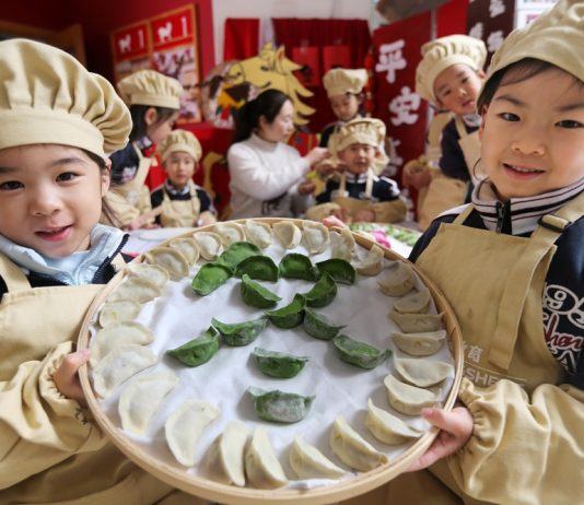 Cina: bambini celebrano il Solstizio d’Inverno con attività tradizionali (3)
