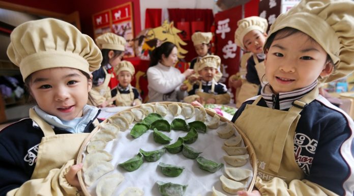 Cina: bambini celebrano il Solstizio d’Inverno con attività tradizionali (3)