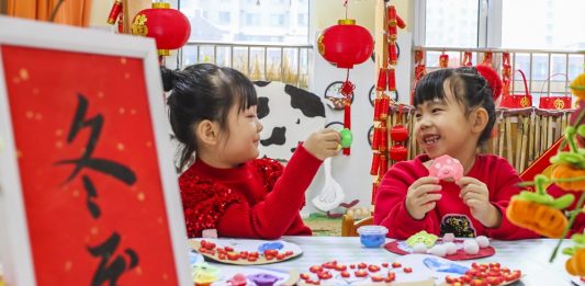 Cina: bambini celebrano il Solstizio d’Inverno con attività tradizionali (2)