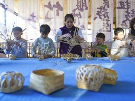 Cina: il villaggio di Manhai rinasce con turismo e tradizioni etniche (3)