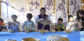Cina: il villaggio di Manhai rinasce con turismo e tradizioni etniche (3)