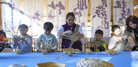 Cina: il villaggio di Manhai rinasce con turismo e tradizioni etniche (3)