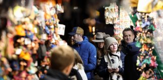 Italia: l’atmosfera dei mercatini di Natale anima Piazza Navona a Roma (1)