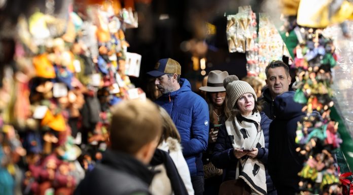Italia: l’atmosfera dei mercatini di Natale anima Piazza Navona a Roma (1)