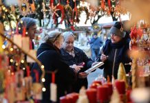 Italia: l’atmosfera dei mercatini di Natale anima Piazza Navona a Roma (2)
