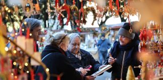 Italia: l’atmosfera dei mercatini di Natale anima Piazza Navona a Roma (2)