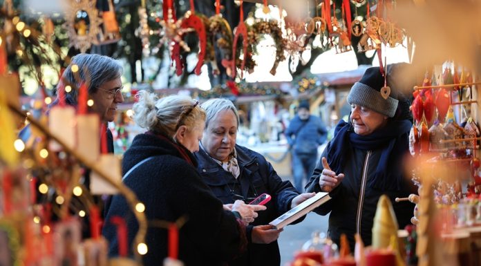 Italia: l’atmosfera dei mercatini di Natale anima Piazza Navona a Roma (2)