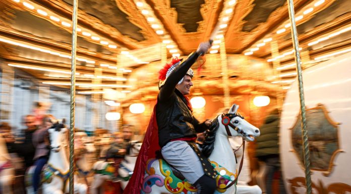 Italia: l’atmosfera dei mercatini di Natale anima Piazza Navona a Roma (4)