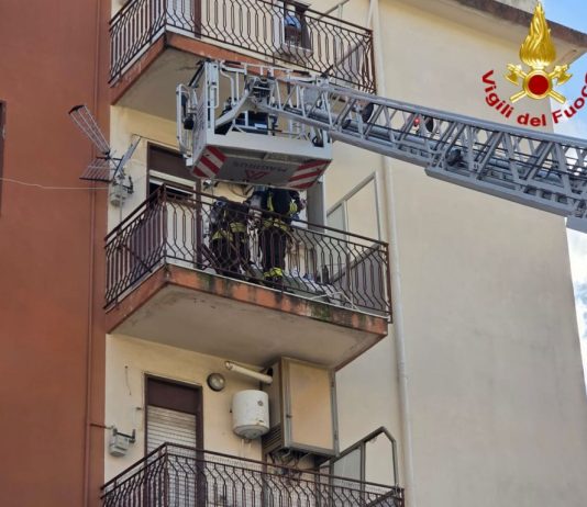 Incendio in un appartamento di Messina, muore un uomo di 78 anni