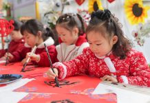 Cina: i bambini celebrano il nuovo anno con attività tradizionali (1)