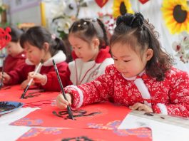 Cina: i bambini celebrano il nuovo anno con attività tradizionali (1)