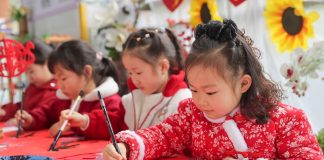 Cina: i bambini celebrano il nuovo anno con attività tradizionali (1)