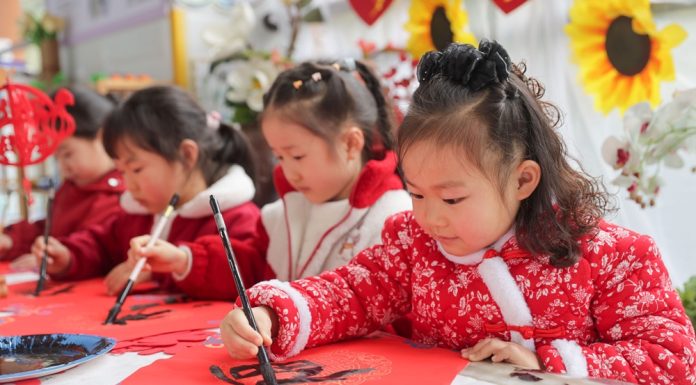 Cina: i bambini celebrano il nuovo anno con attività tradizionali (1)
