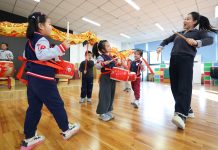 Cina: i bambini celebrano il nuovo anno con attività tradizionali (2)