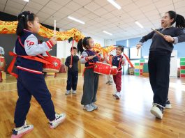 Cina: i bambini celebrano il nuovo anno con attività tradizionali (2)