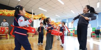 Cina: i bambini celebrano il nuovo anno con attività tradizionali (2)