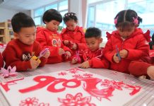 Cina: i bambini celebrano il nuovo anno con attività tradizionali (3)