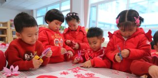 Cina: i bambini celebrano il nuovo anno con attività tradizionali (3)