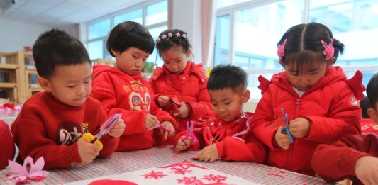 Cina: i bambini celebrano il nuovo anno con attività tradizionali (3)