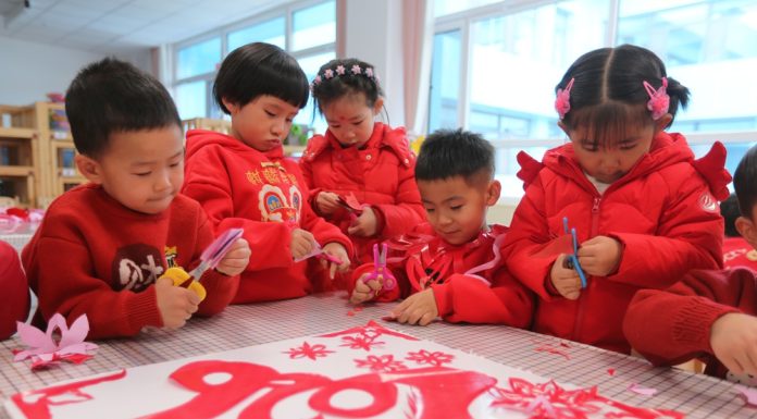 Cina: i bambini celebrano il nuovo anno con attività tradizionali (3)