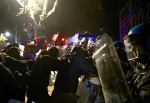 Torino, sgomberato il centro sociale Askatasuna. Scontri al corteo di protesta, dieci poliziotti feriti