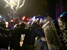 Torino, sgomberato il centro sociale Askatasuna. Scontri al corteo di protesta, dieci poliziotti feriti