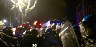 Torino, sgomberato il centro sociale Askatasuna. Scontri al corteo di protesta, dieci poliziotti feriti