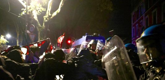 Torino, sgomberato il centro sociale Askatasuna. Scontri al corteo di protesta, dieci poliziotti feriti