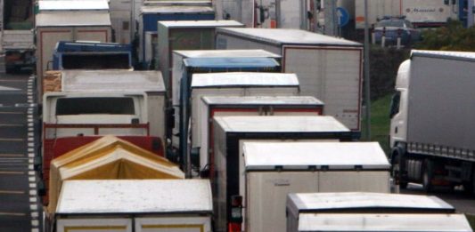 Caro carburante, sospeso il fermo dell’autotrasporto dopo l’incontro col Governo