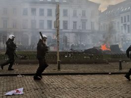 Protesta degli agricoltori a Bruxelles, scontri con la polizia. Usati idranti e lacrimogeni