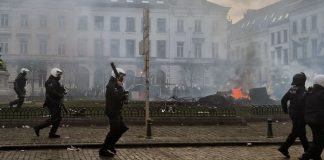 احتجاجات المزارعين في بروكسل تتحول إلى صدامات مع الشرطة