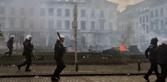 Protesta degli agricoltori a Bruxelles, scontri con la polizia. Usati idranti e lacrimogeni