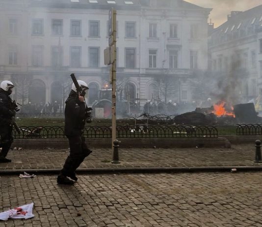 احتجاجات المزارعين في بروكسل تتحول إلى صدامات مع الشرطة