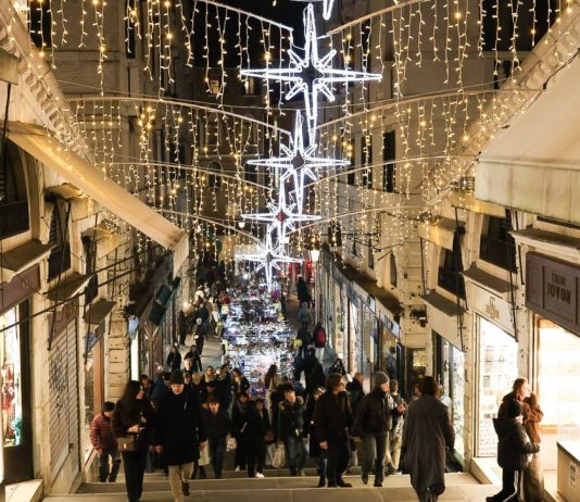 Festività natalizie, il sindaco Brugnaro firma ordinanza a tutela di decoro urbano e sicurezza