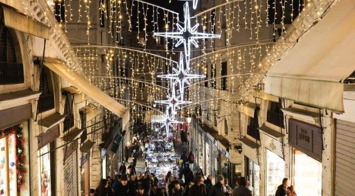 Festività natalizie, il sindaco Brugnaro firma ordinanza a tutela di decoro urbano e sicurezza