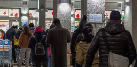 Cenone di Capodanno: la spesa media delle famiglie è di 127 euro, consumi ad oltre 3,3 miliardi