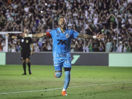 Heroic Neymar scores a hat-trick with a torn meniscus